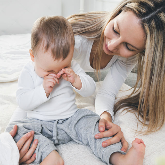Una madre atiende a su bebé